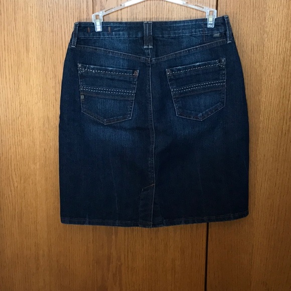 Ladies denim skirt. Sits just above the knee. Size 6. - Picture 2 of 3